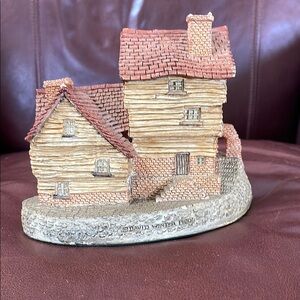 Charming David Winter  “Market Street” Cottage Figurine, circa 1980